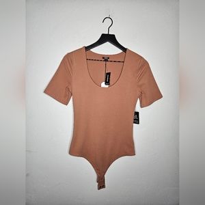 EXPRESS Body Contour Scoop Neck Short‎ Sleeve Thong Bodysuit Sz Medium